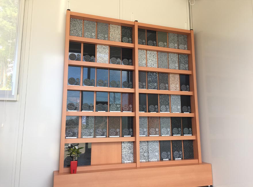 見本の石は100種類以上