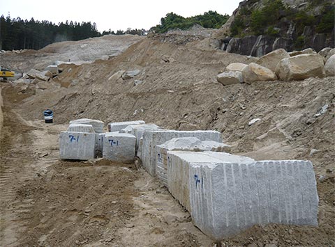 福島産あだたら御影の採石場2