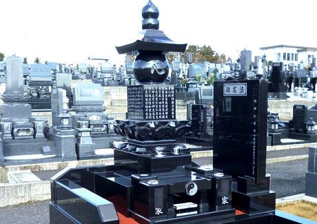 和型墓石は形も様々