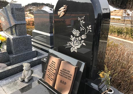 洋型のお墓は特殊加工もできる